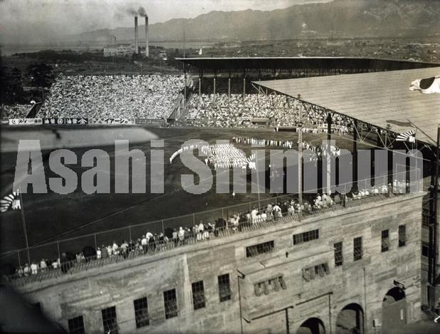 甲子園球場の現在と昔（空撮）／高校野球100回大会
