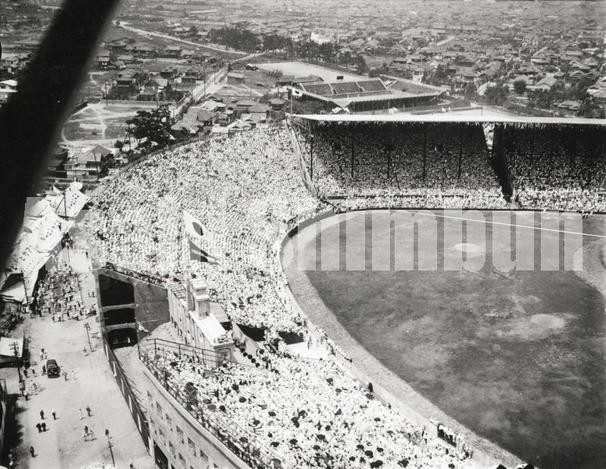 昔　甲子園 甲子園球場の現在と昔（空撮）／高校野球１００回大会
