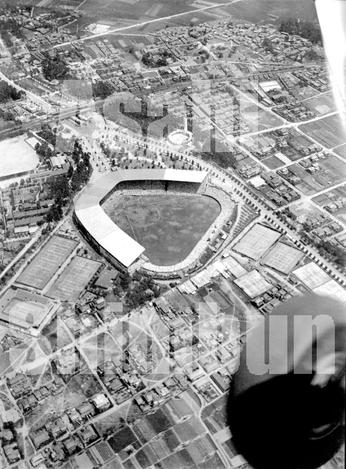 昔　甲子園 甲子園球場の現在と昔（空撮）／高校野球１００回大会