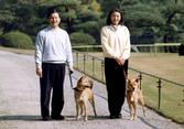 １９９８年　赤坂御用地内を皇太子さまと散策する雅子さま