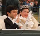 １９９３年　結婚の儀後のパレードで、沿道の人たちに手を振る皇太子さまと雅子さま
